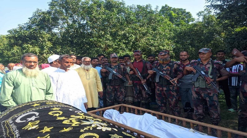 চাঁপাইনবাবগঞ্জ সীমান্তে মৃত ভারতীয়র মরদেহ শেষবারের মত দেখার সূযোগ পেল বাংলাদেশী স্বজনরা